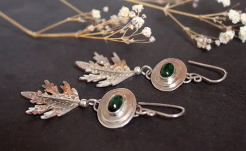 Espíritu del bosque, aretes Kodama japoneses en plata y turmalina verde