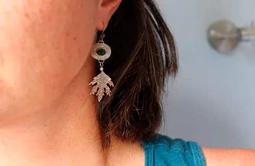 Espíritu del bosque, aretes Kodama japoneses en plata y turmalina verde
