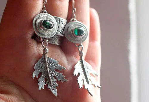 Espíritu del bosque, aretes Kodama japoneses en plata y turmalina verde