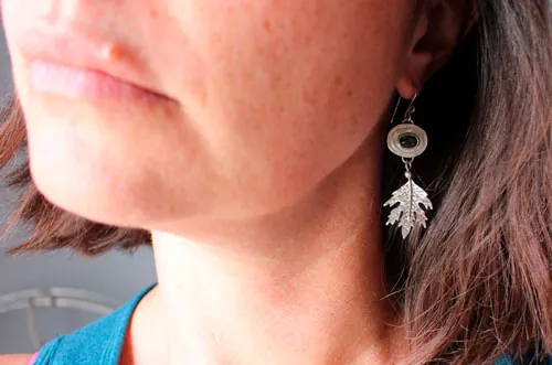 Espíritu del bosque, aretes Kodama japoneses en plata y turmalina verde