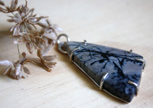 Estampa, dije ukiyo-e japonés en plata y bertrandita