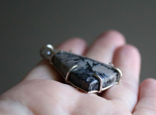 Estampa, dije ukiyo-e japonés en plata y bertrandita