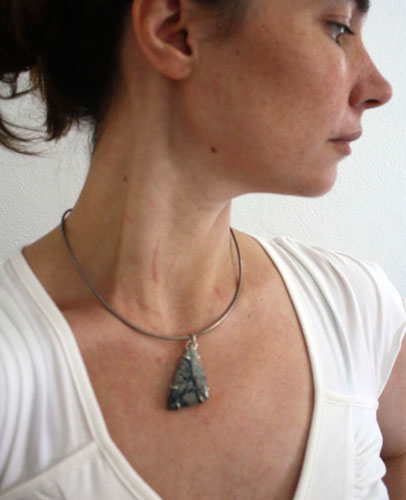 Estampa, dije ukiyo-e japonés en plata y bertrandita