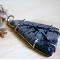 Estampa, dije ukiyo-e japonés en plata y bertrandita