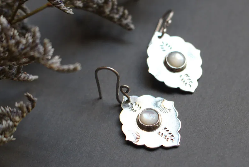 Estrella de la mañana, aretes orientales en plata y nácar