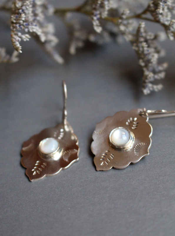 Estrella de la mañana, aretes orientales en plata y nácar