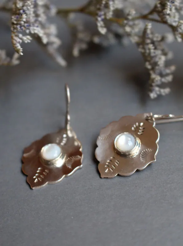 Estrella de la mañana, aretes orientales en plata y nácar