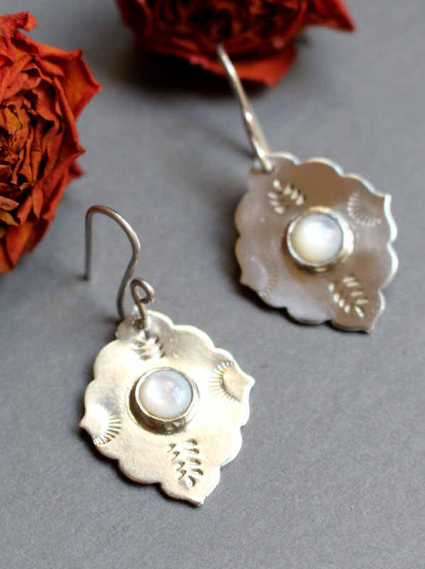 Estrella de la mañana, aretes orientales en plata y nácar