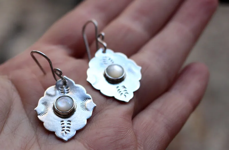 Estrella de la mañana, aretes orientales en plata y nácar