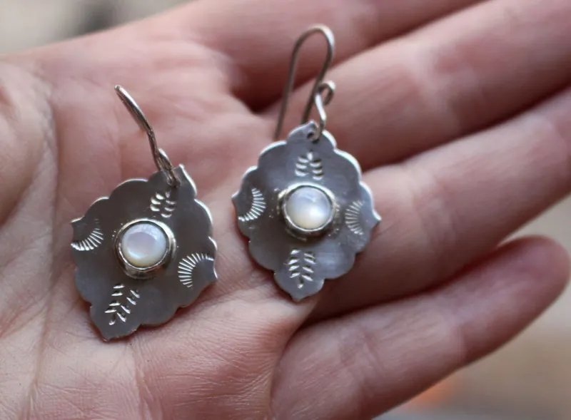 Estrella de la mañana, aretes orientales en plata y nácar