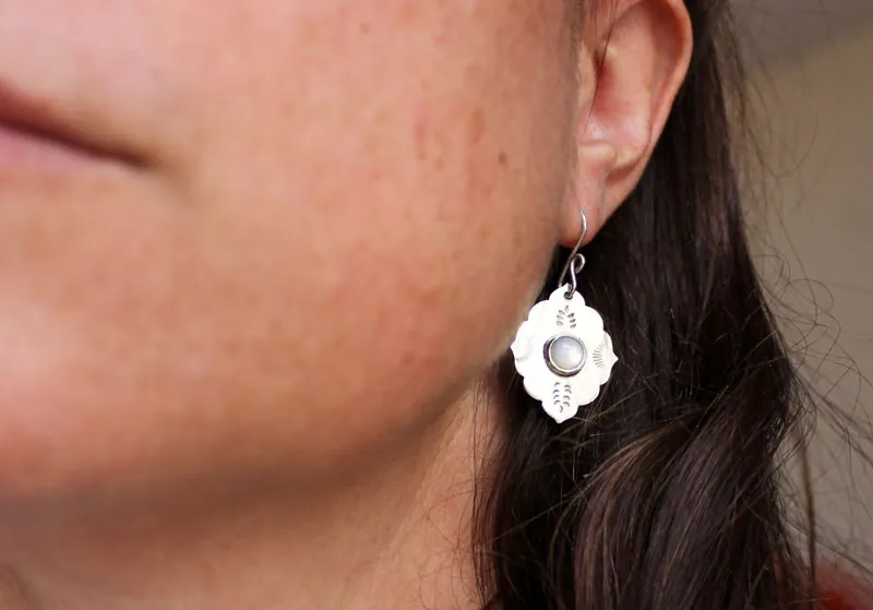 Estrella de la mañana, aretes orientales en plata y nácar
