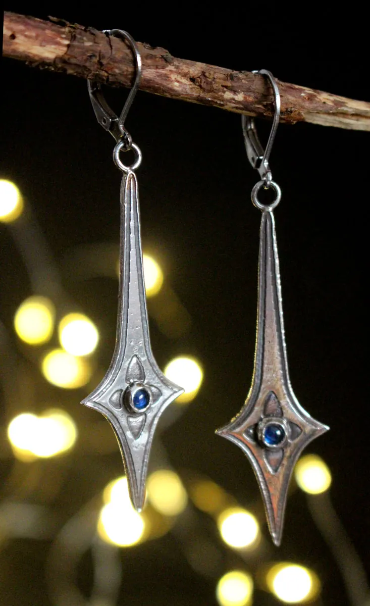 Estrella guerrera, aretes espada celestial en plata y zircón azul