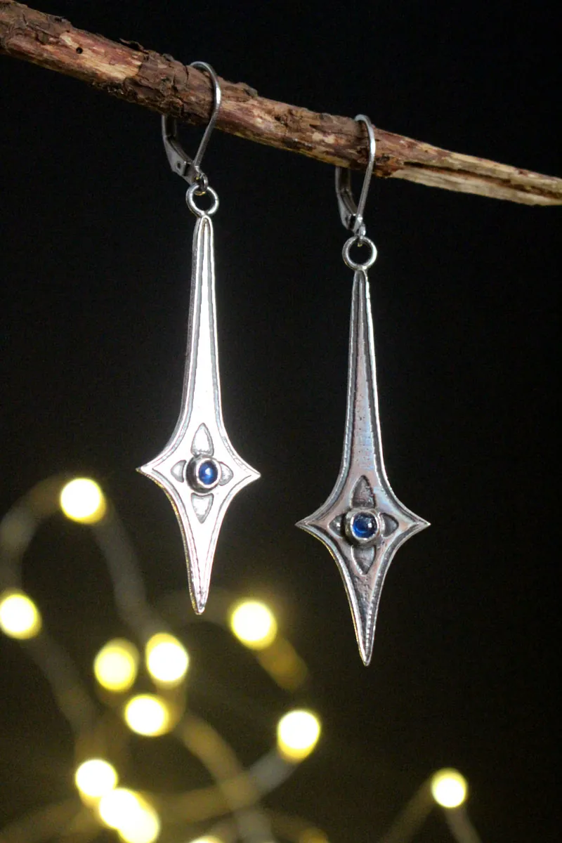 Estrella guerrera, aretes espada celestial en plata y zircón azul