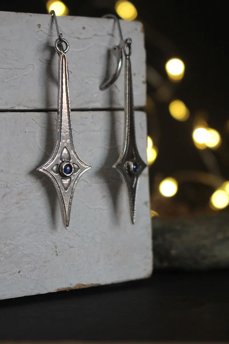 Estrella guerrera, aretes espada celestial en plata y zircón azul