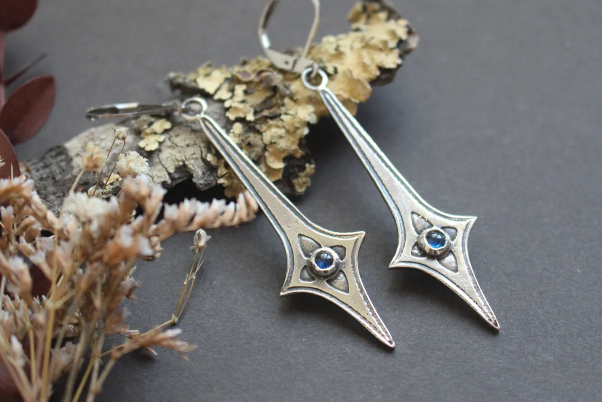 Estrella guerrera, aretes espada celestial en plata y zircón azul