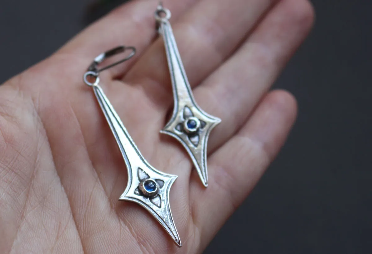 Estrella guerrera, aretes espada celestial en plata y zircón azul
