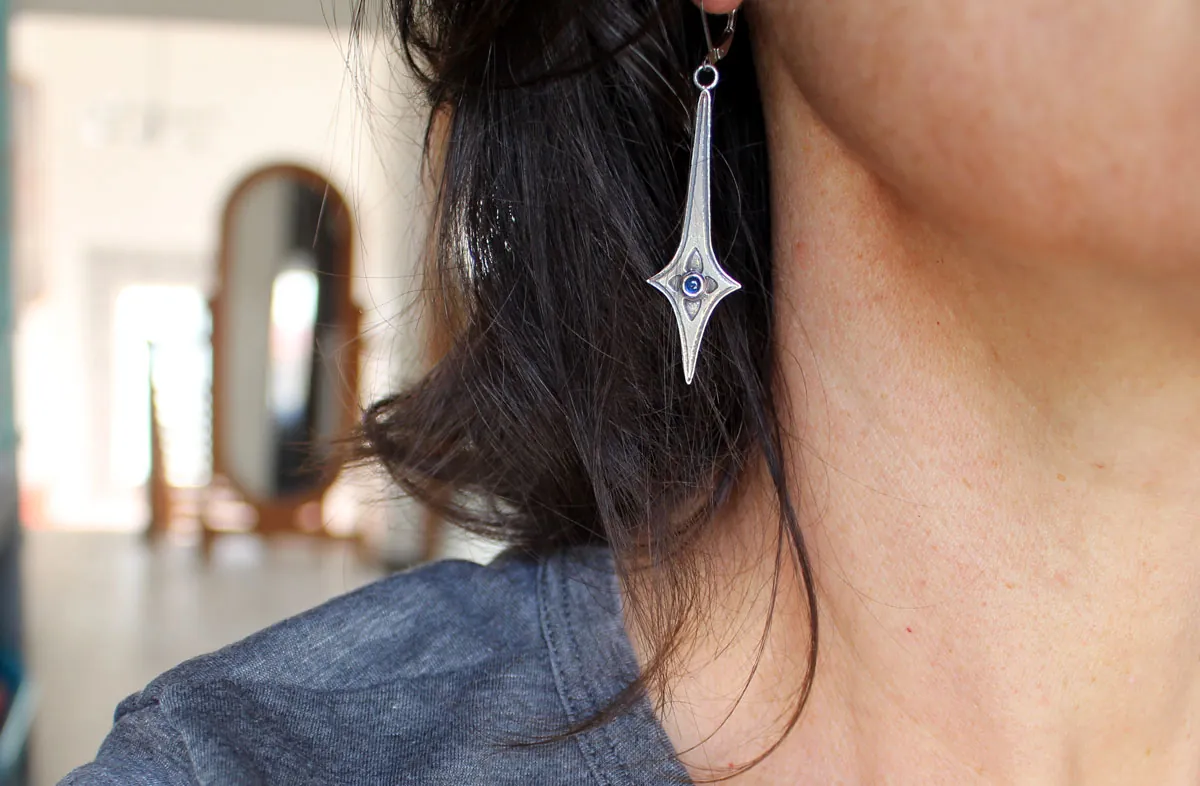 Estrella guerrera, aretes espada celestial en plata y zircón azul