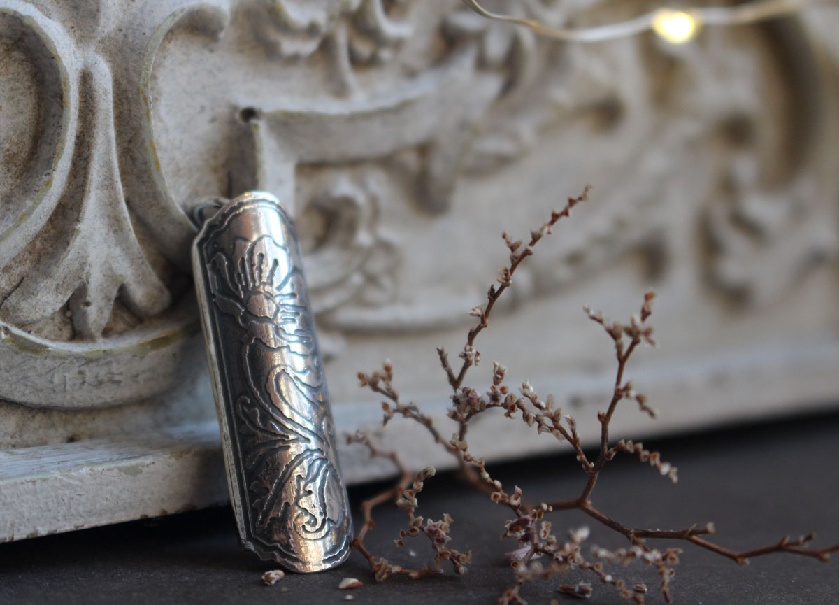 Estuche de flor amapola, dije tubular botánico y aromaterapia en plata