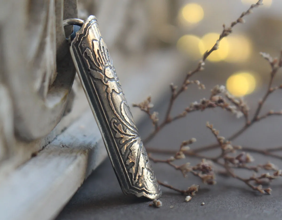 Estuche de flor amapola, dije tubular botánico y aromaterapia en plata
