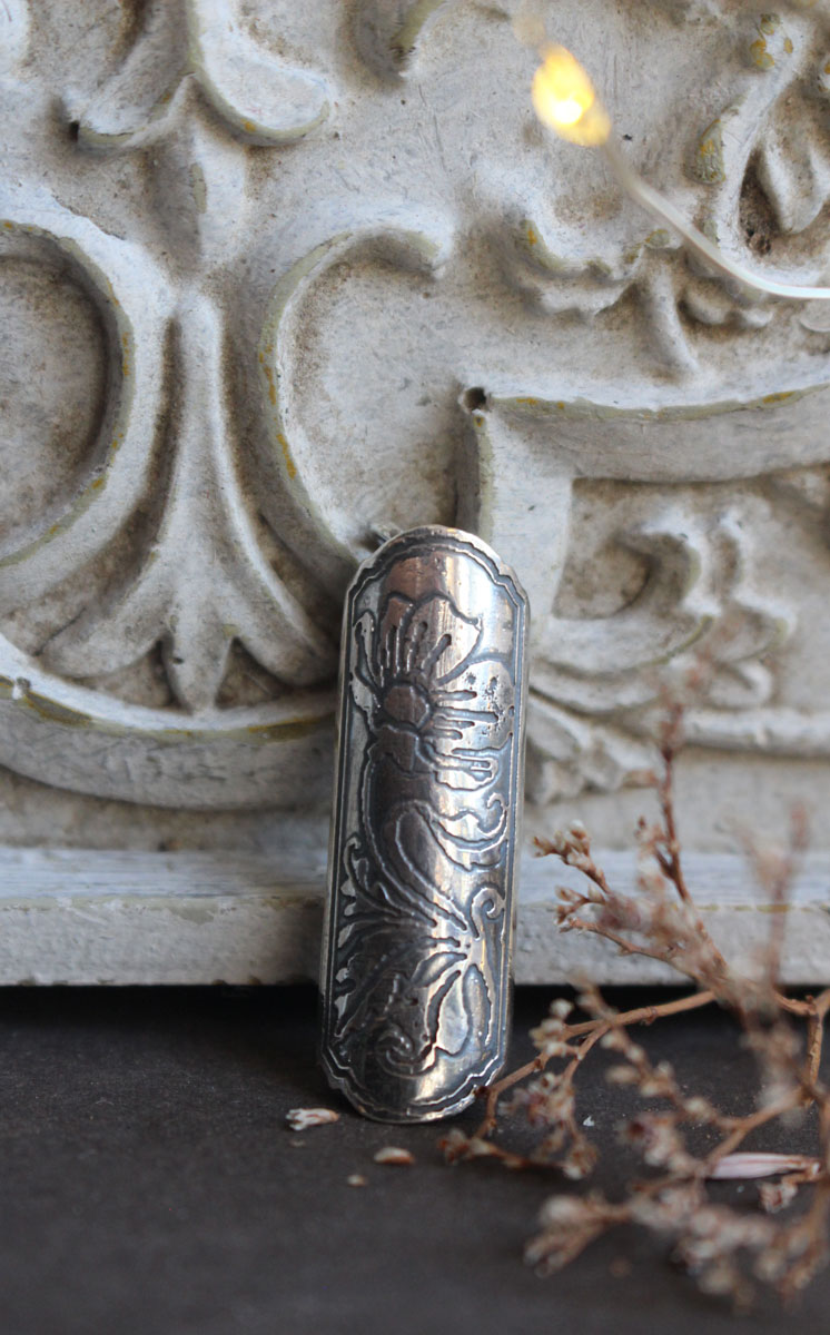 Estuche de flor amapola, dije tubular botánico y aromaterapia en plata