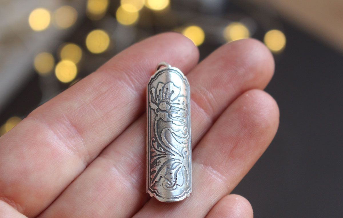 Estuche de flor amapola, dije tubular botánico y aromaterapia en plata