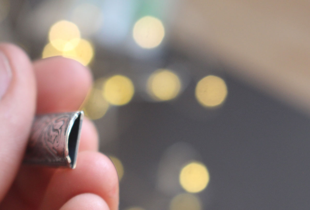 Estuche de flor amapola, dije tubular botánico y aromaterapia en plata