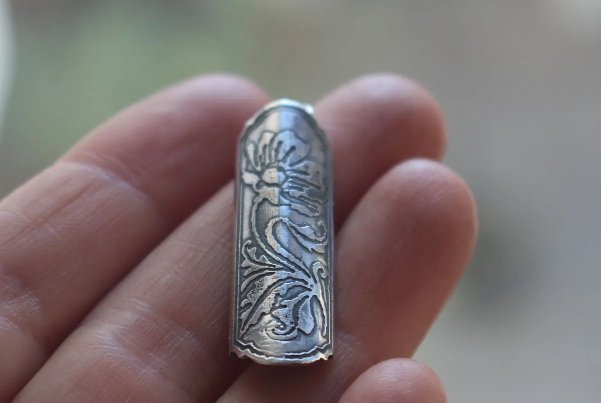 Estuche de flor amapola, dije tubular botánico y aromaterapia en plata