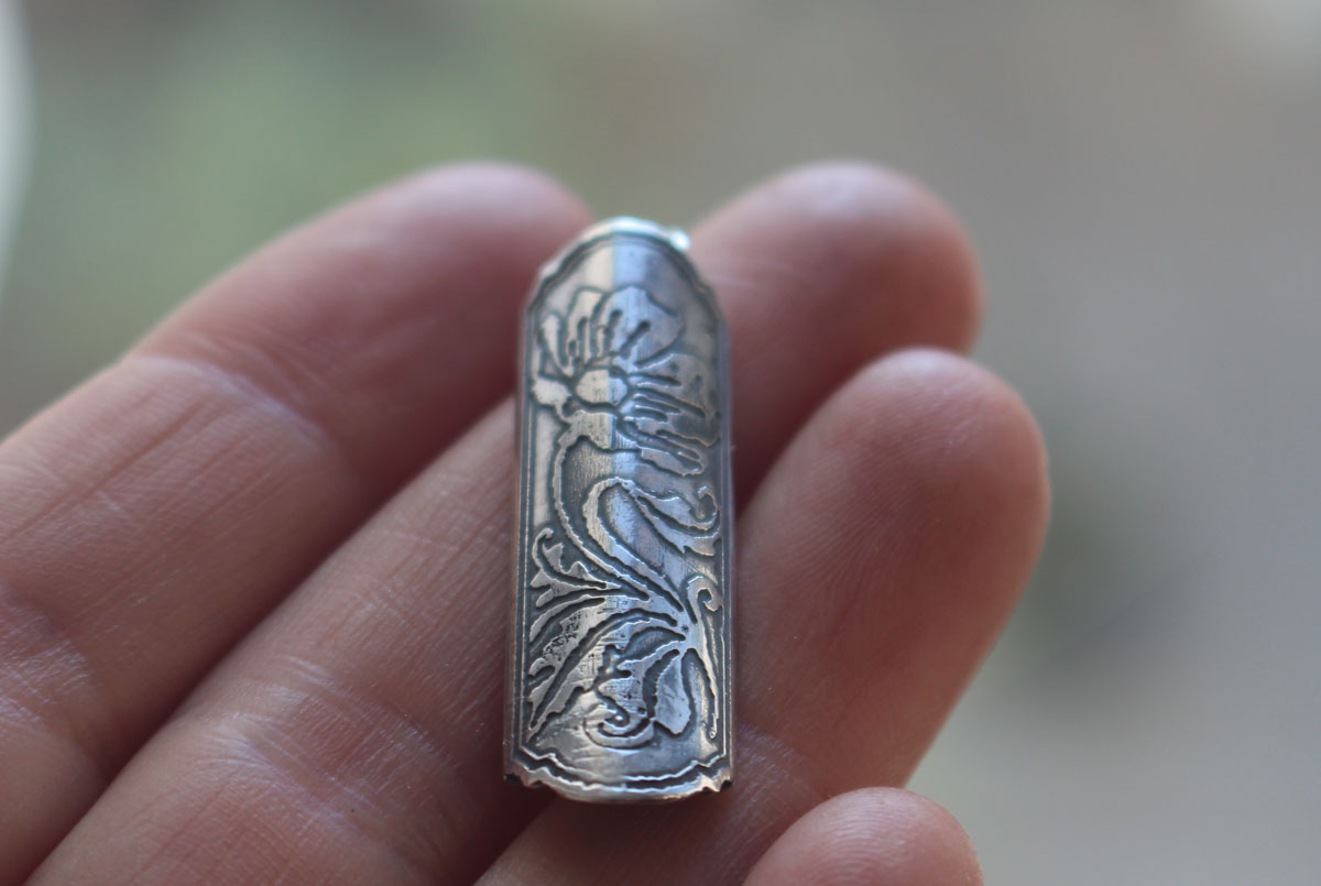 Estuche de flor amapola, dije tubular botánico y aromaterapia en plata