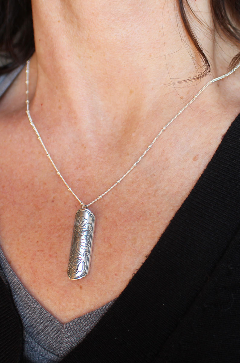 Estuche de flor amapola, dije tubular botánico y aromaterapia en plata