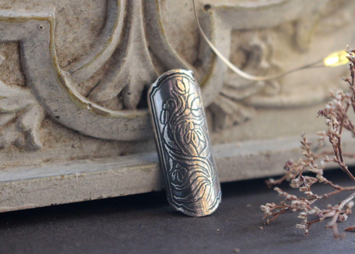 Estuche de flor campanilla de invierno, dije tubular botánico y difusor de perfume en plata