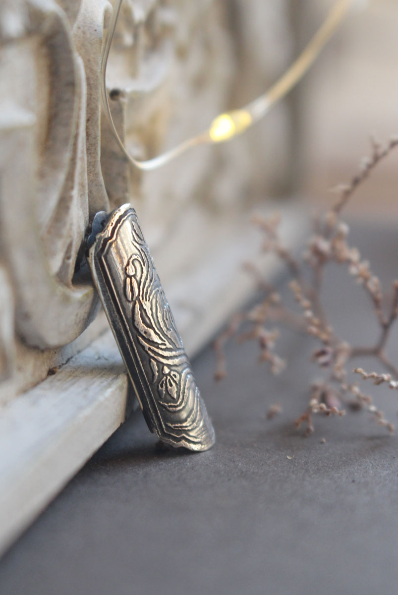 Estuche de flor campanilla de invierno, dije tubular botánico y difusor de perfume en plata