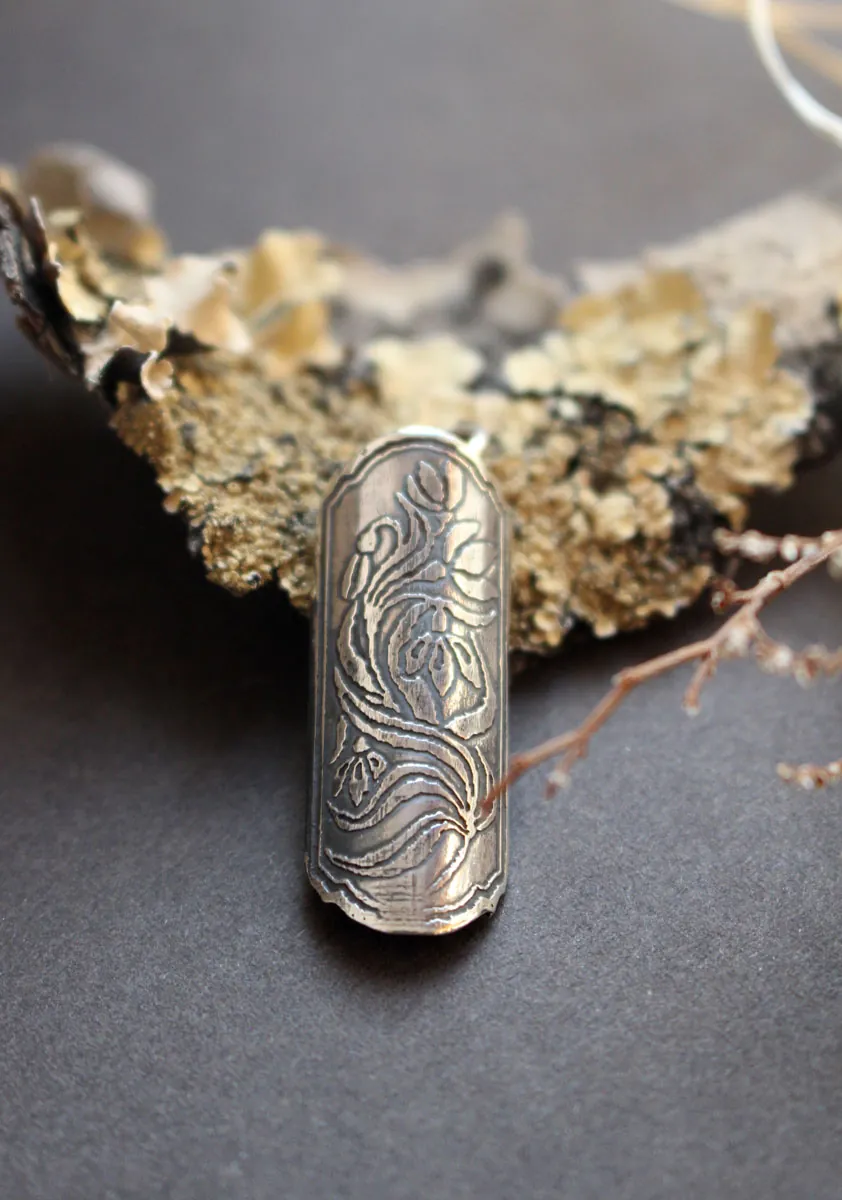 Estuche de flor campanilla de invierno, dije tubular botánico y difusor de perfume en plata