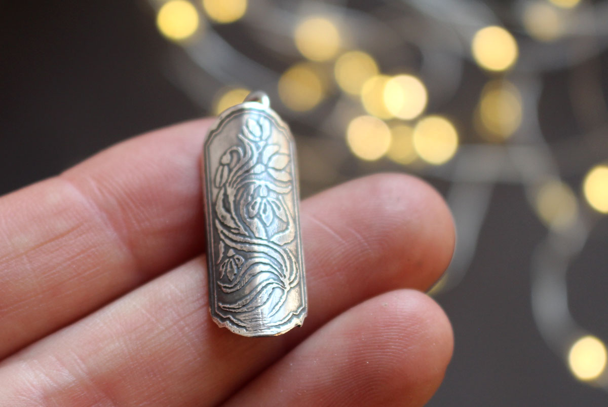 Estuche de flor campanilla de invierno, dije tubular botánico y difusor de perfume en plata