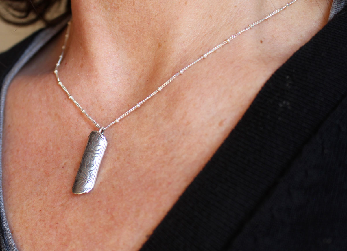 Estuche de flor campanilla de invierno, dije tubular botánico y difusor de perfume en plata