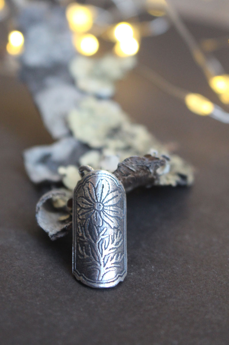 Estuche de flor cosmos, dije tubular botánico y difusor de perfume en plata