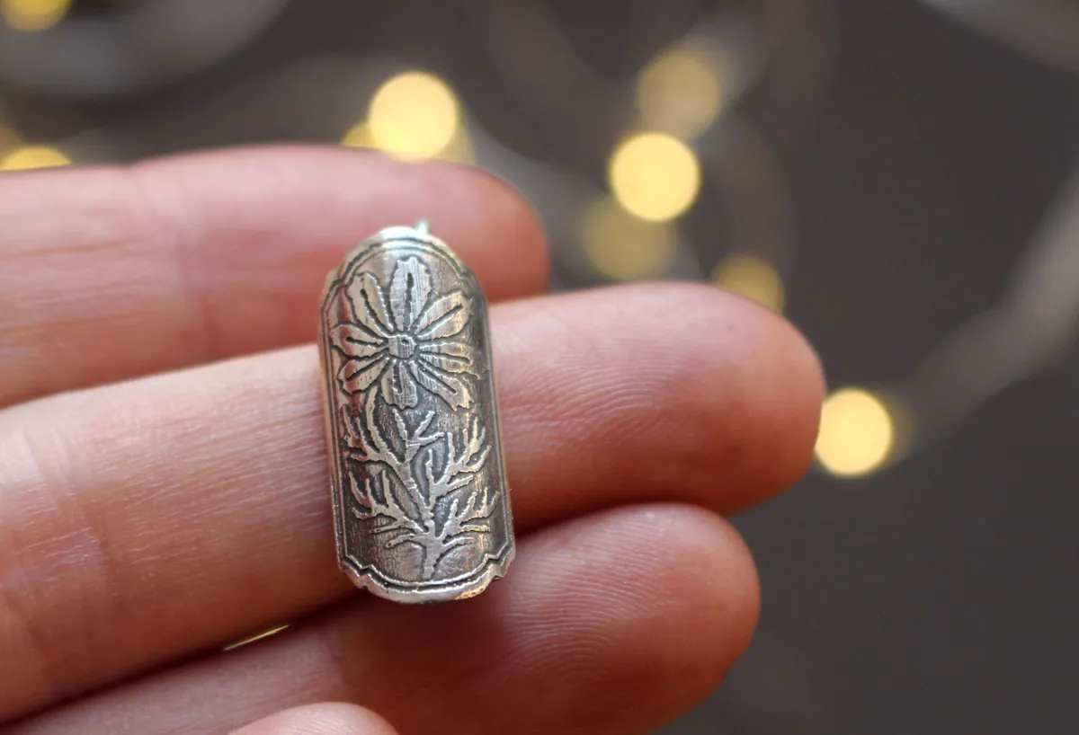Estuche de flor cosmos, dije tubular botánico y difusor de perfume en plata