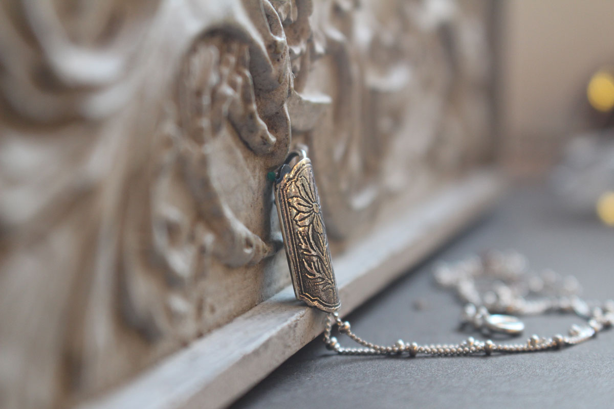 Estuche de flor cosmos, dije tubular botánico y difusor de perfume en plata