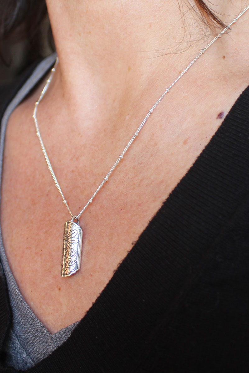 Estuche de flor cosmos, dije tubular botánico y difusor de perfume en plata