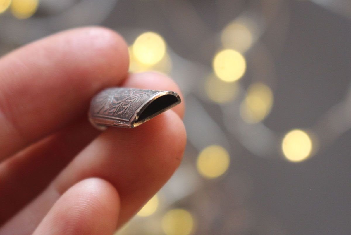 Estuche de flor cosmos, dije tubular botánico y difusor de perfume en plata