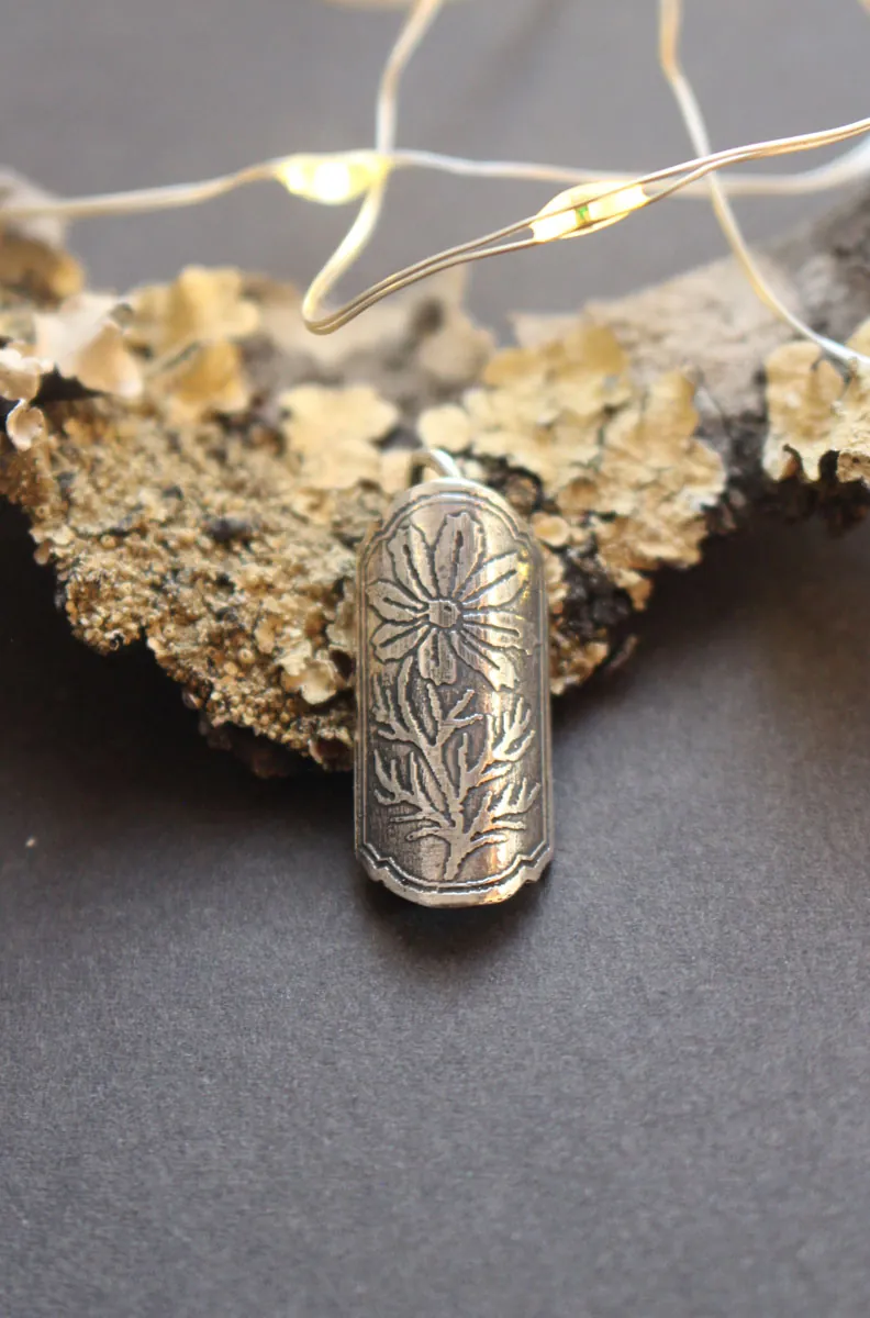 Estuche de flor cosmos, dije tubular botánico y difusor de perfume en plata