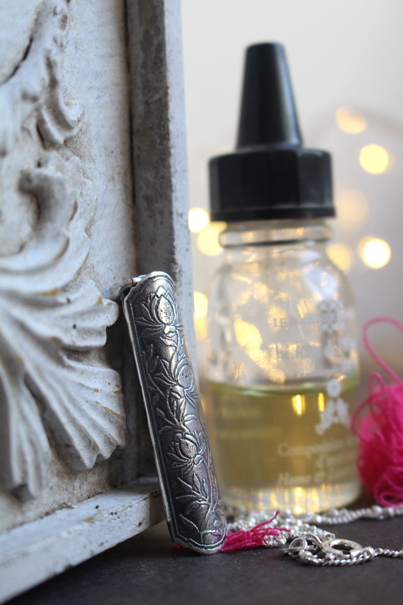 Estuche de flor cosmos, dije tubular botánico y difusor de perfume en plata