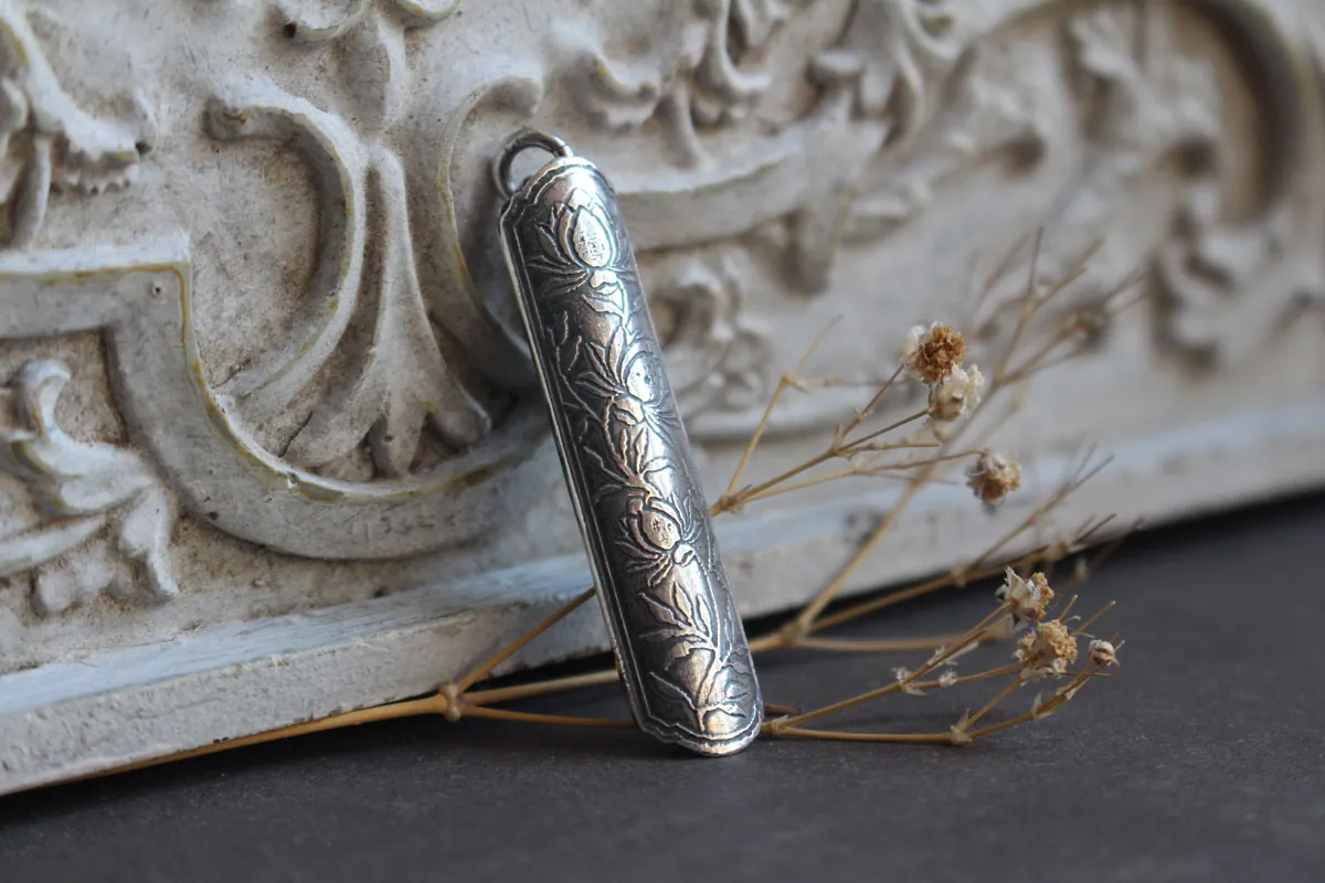 Estuche de flor loto, dije tubular botánico y de aromaterapia en plata