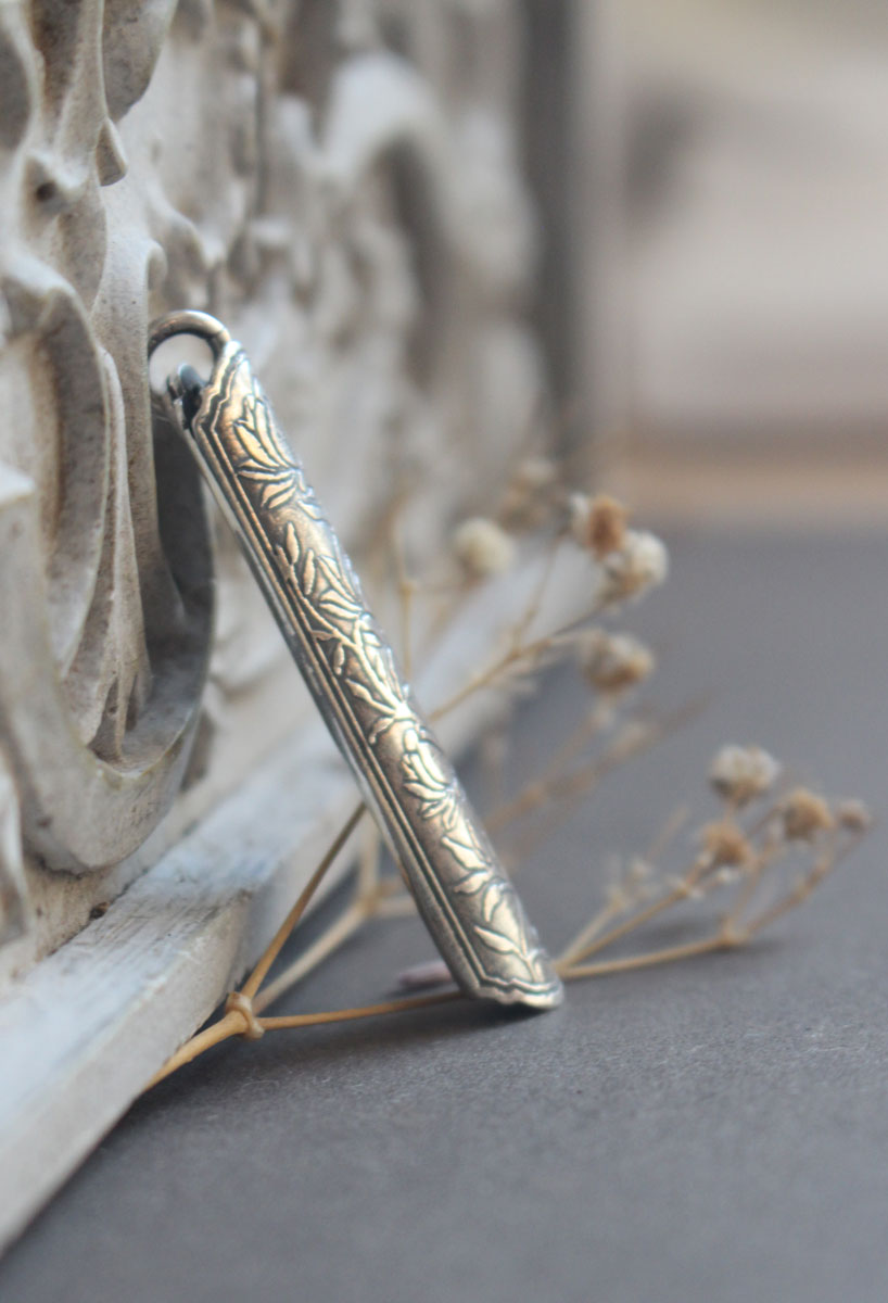 Estuche de flor loto, dije tubular botánico y de aromaterapia en plata