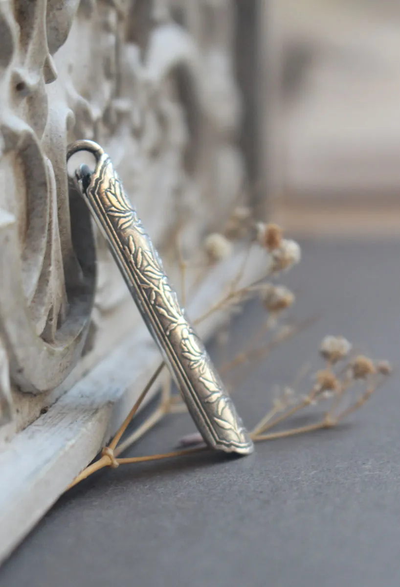 Estuche de flor loto, dije tubular botánico y de aromaterapia en plata