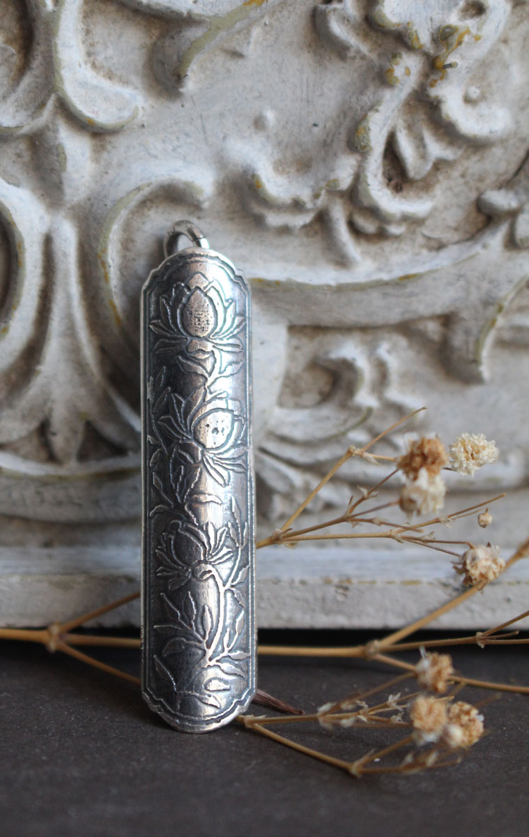 Estuche de flor loto, dije tubular botánico y de aromaterapia en plata
