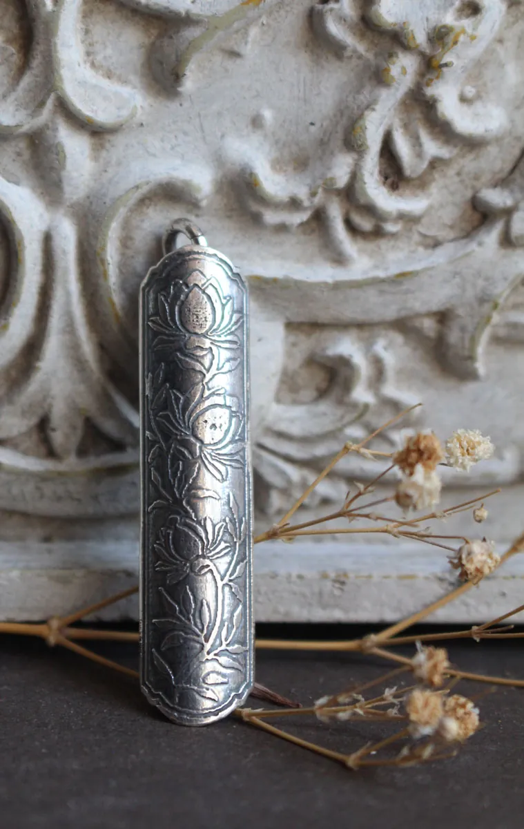 Estuche de flor loto, dije tubular botánico y de aromaterapia en plata