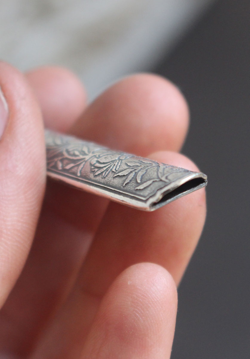 Estuche de flor loto, dije tubular botánico y de aromaterapia en plata