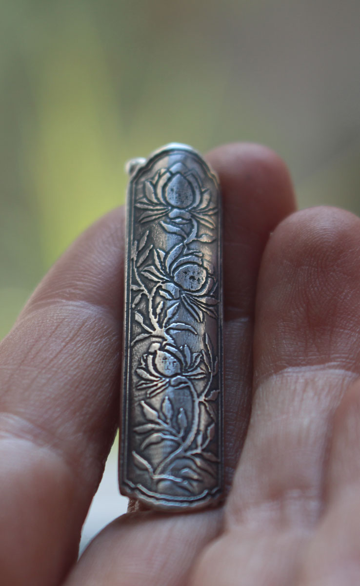 Estuche de flor loto, dije tubular botánico y de aromaterapia en plata