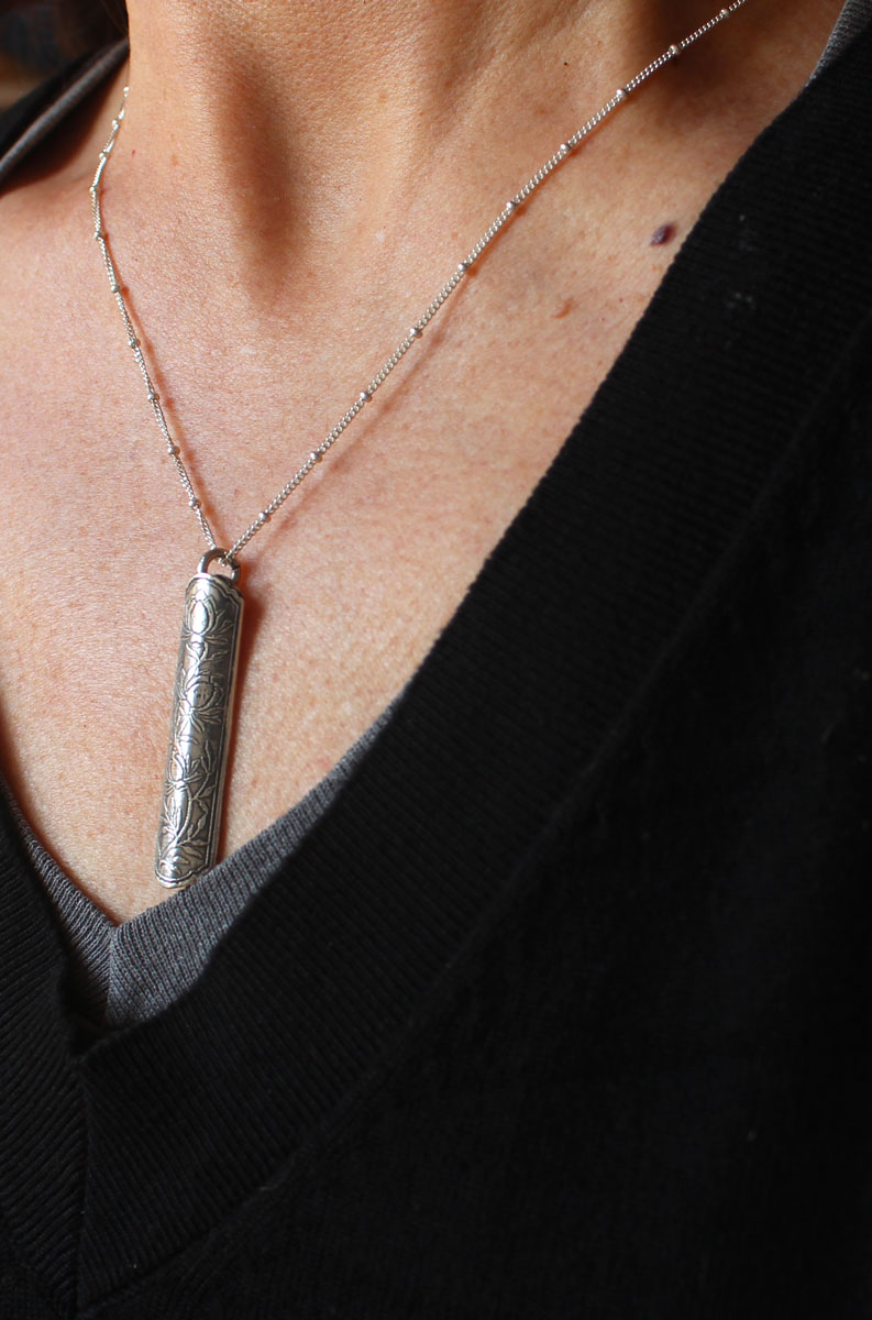 Estuche de flor loto, dije tubular botánico y de aromaterapia en plata