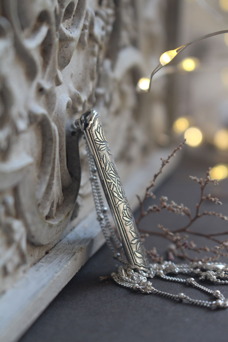 Estuche de flor loto, dije tubular botánico y de aromaterapia en plata